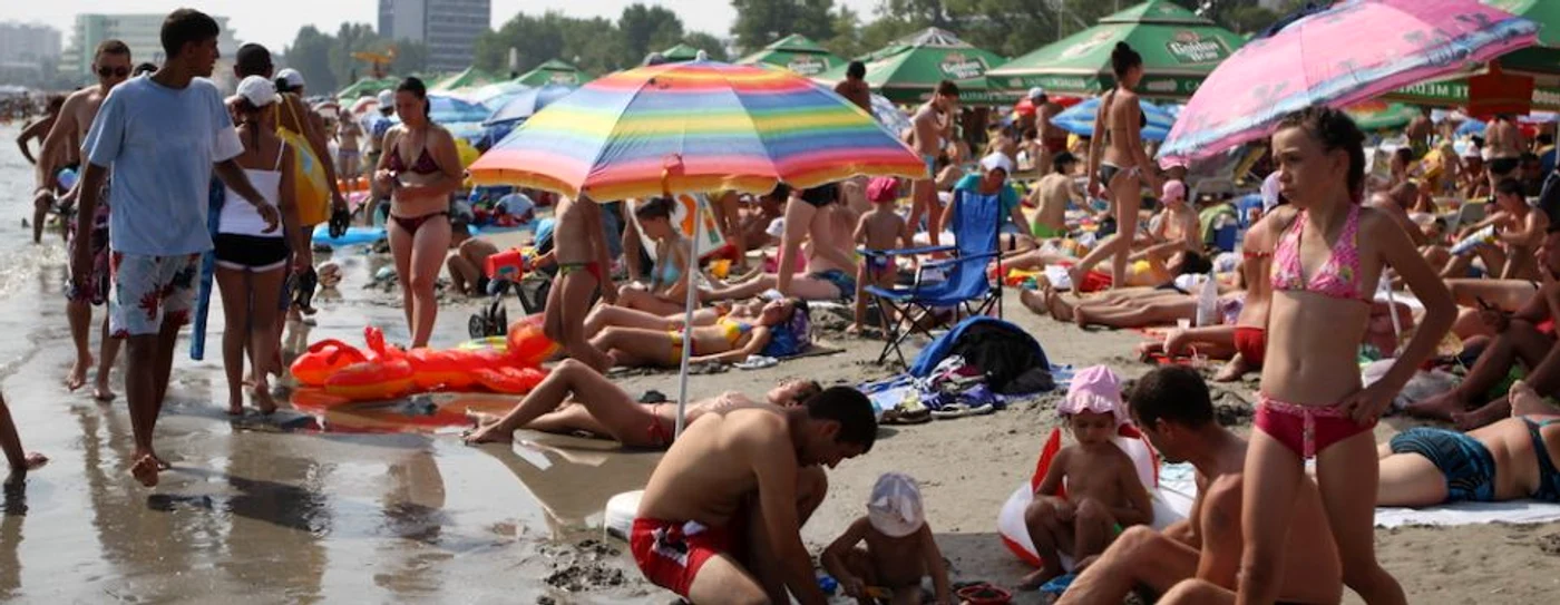 Oamenii stau pe plajă până în buza mării FOTO Adevărul