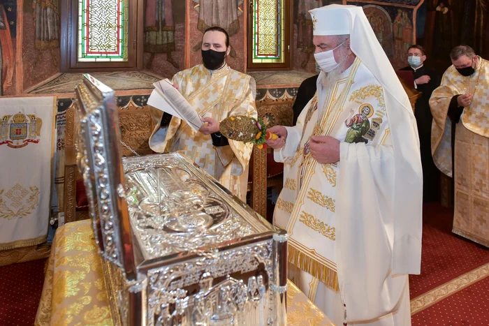 
    Patriarhul Daniel a sfințit racla cu moașteFoto: Ziarul Lumina / Ștefan Sfarghie  