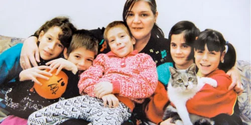 Mama Lucia, înconjurată  de copiii care-i umplu  casa de veselie   