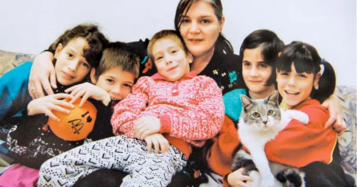 Mama Lucia, înconjurată de copiii care-i umplu casa de veselie