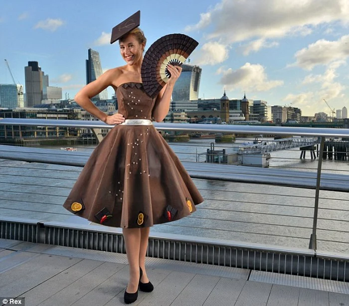 Modelul Fiona Bitmead (28 de ani) a îmbrăcat rochia din ciocolată FOTOGRAFII: dailymail.co.uk