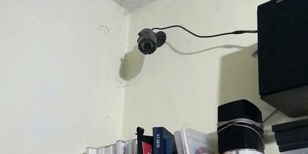 Imagini din locuinţa bărbatului din Râmnicu Vâlcea acuzat de agresiune şi corupere sexuală a doi minori de 7 şi 10 ani fraţi Foto Poliţia Română