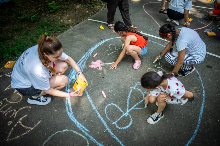 Voluntar în timpul activităților FOTO Ajungem MARI