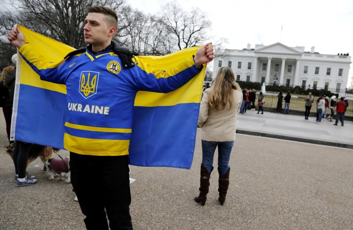 
    Tânărul Artem Korniyenko a cerut în faţa casei Albe din Washington intervenţia SUA în cazul în care Rusia a efectua o incursiune armată în Ucraina (Foto: Reuters)  