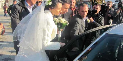 Alina Gabor a intrat repede în maşină după ce a ieşit din biserică