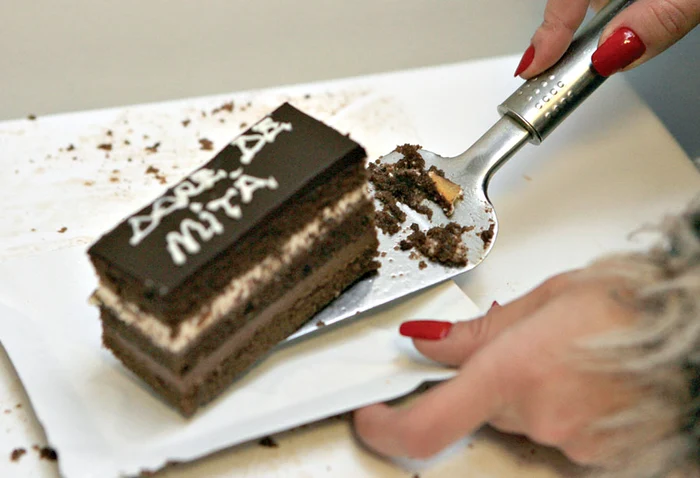 Prăjitura a fot preparată de cofetarii  Direcţiei Anticorupţie