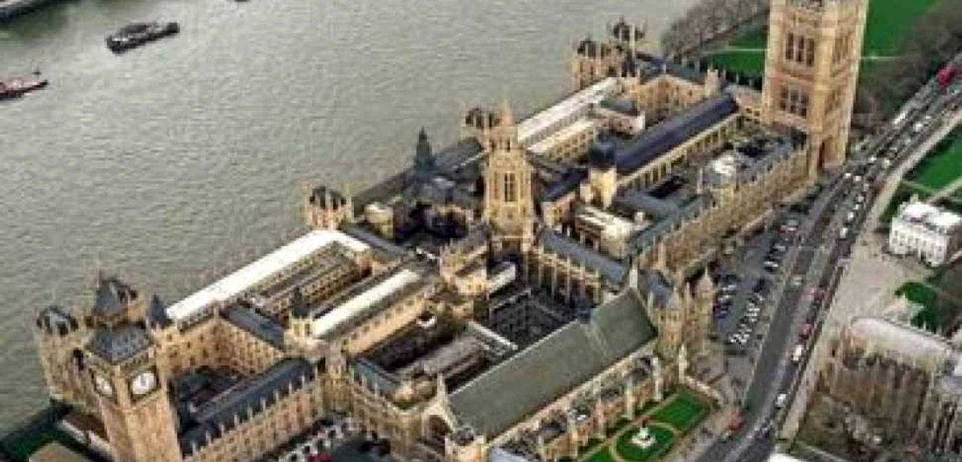 Zeci de militanţi ai Greenpeace protestează pe acoperişul clădirii parlamentului britanic