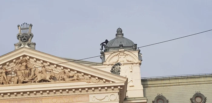 Bărbatul a stat pe Teatru Naţional din Iaşi doar timp de jumătate de oră. FOTO Ziarul de Iaşi