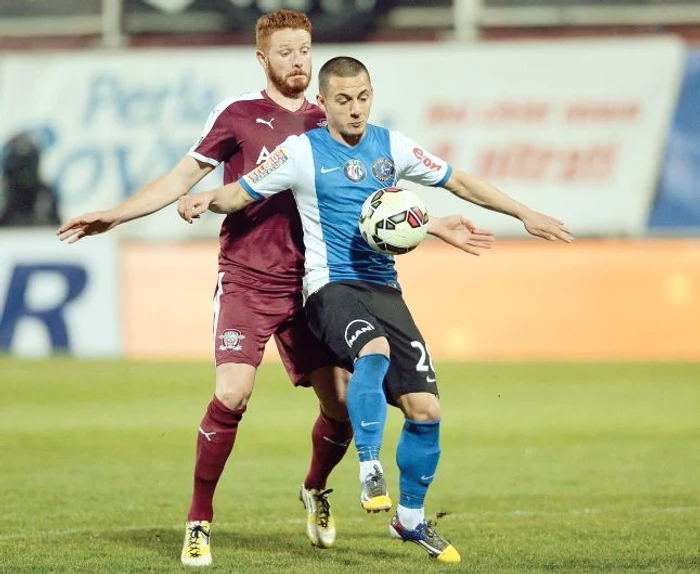 
    În partidele de la Călăraşi şi Mediaş arbitrii au acordat în total şapte lovituri de la 11 metri. Mitriţă l-a executat pe primul, dar l-a ratat pe al doileaFoto: Click!  