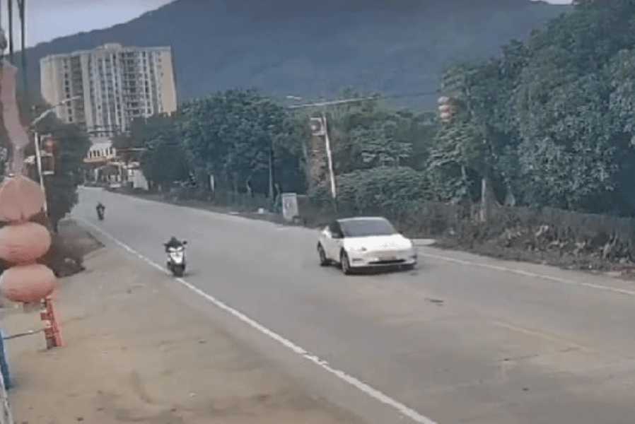 Tesla, în centrul unui scandal în China după ce o mașină scăpată de sub control a ucis doi oameni VIDEO