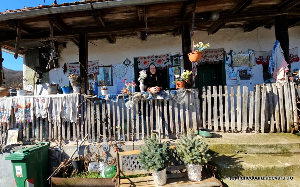 Localnică din satul Vica. Foto: Daniel Guță. ADEVĂRUL