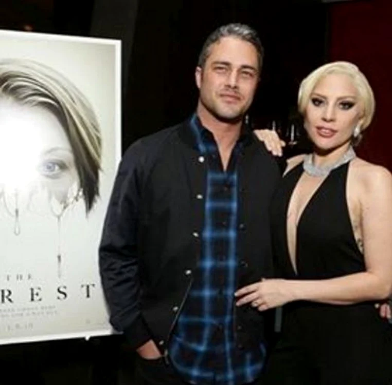 Lady Gaga (29 de ani), alături de viitorul ei soț, Taylor Kinney (34 de ani)