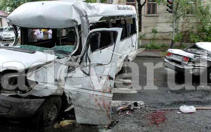 Au avut loc multe accidente cu microbuze de transport public. FOTO: ADEVĂRUL