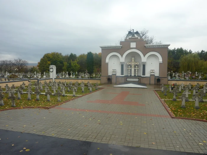 Multe cruci de la Monumentul Eroilor din Primul Război Mondial din Botoşani au fost rupte şi apoi lipite la loc de oamenii societăţii de salubrizare FOTO Cosmin Zamfirache