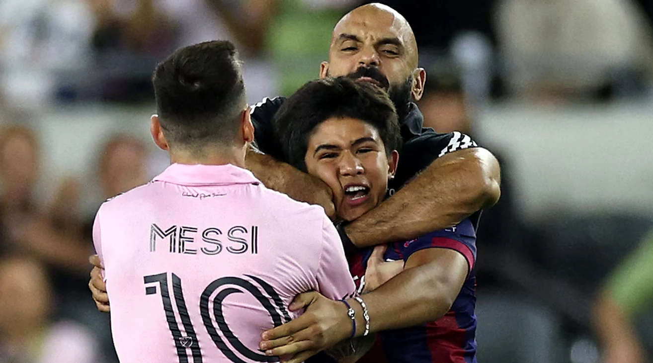Yassine Cheuko îl apără pe Messi chiar și pe terenul de joc. Foto Getty images