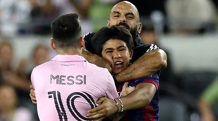 Yassine Cheuko îl apără pe Messi chiar și pe terenul de joc. Foto Getty images