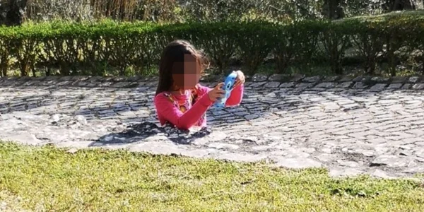 iluzie optica fetita scufundata în pamant