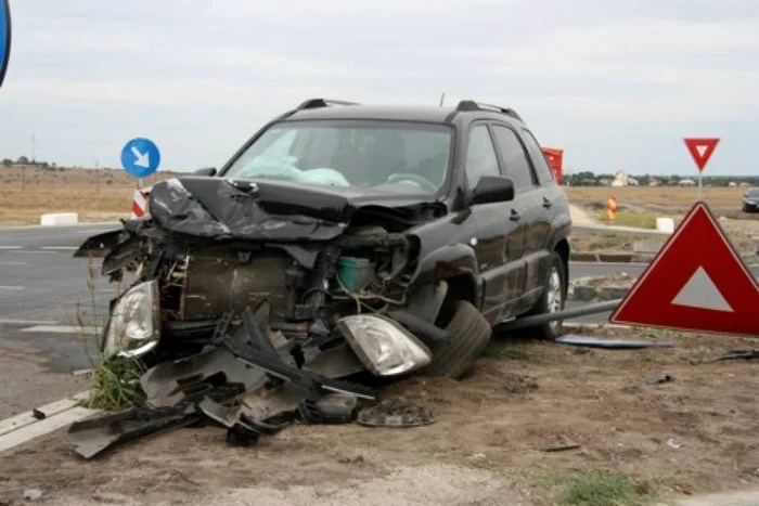 Maşina condusă de tânăr a lovit frontal un alt autoturism. ARHIVĂ.