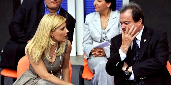 Elena Udrea şi Vasile Blaga îşi dispută şefia PDL Foto