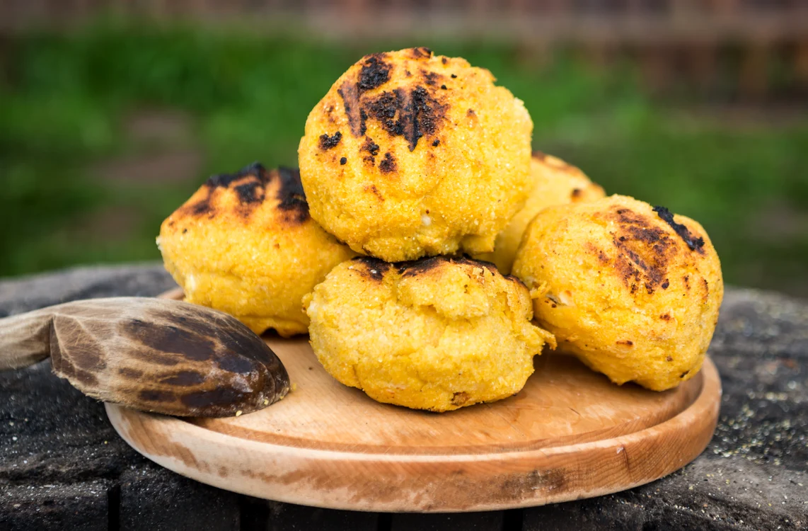 Bulzul, preparatul cu mămăliga arsă pe jar. FOTO: Shutterstock