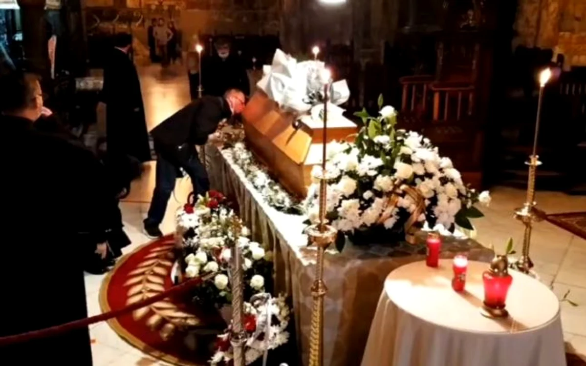 Câțiva oameni au apucat să sărute sicriul sigilat cu trupul IPS Pimen