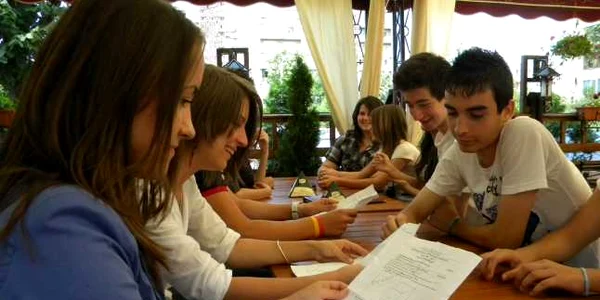 Elevii au sărbătorit la un suc și o înghețată finalul examenului. Foto Dana Mihai