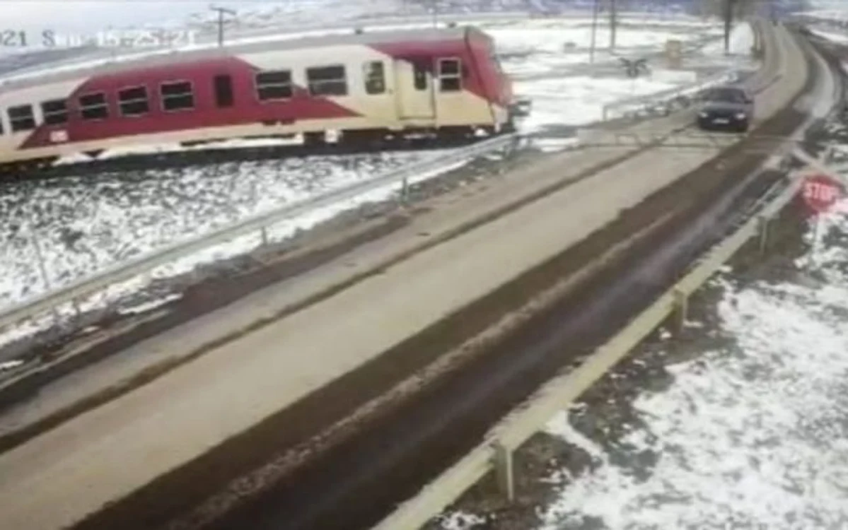 
    Maşina implicată în accident a fost târâtă zeci de metri pe şine, după impactfoto: Alo Iași  