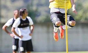 Antrenorul Cosmin  Olăroiu şi a lăsat barbă,  iar mijlocaşul Mirel Rădoi  s a tuns cu creastă jpeg