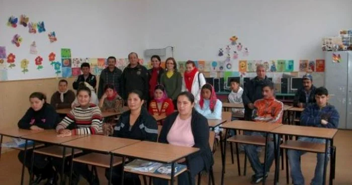 Formatorii primesc 48.000 de lei pentru a explica cum se întocmeşte un CV