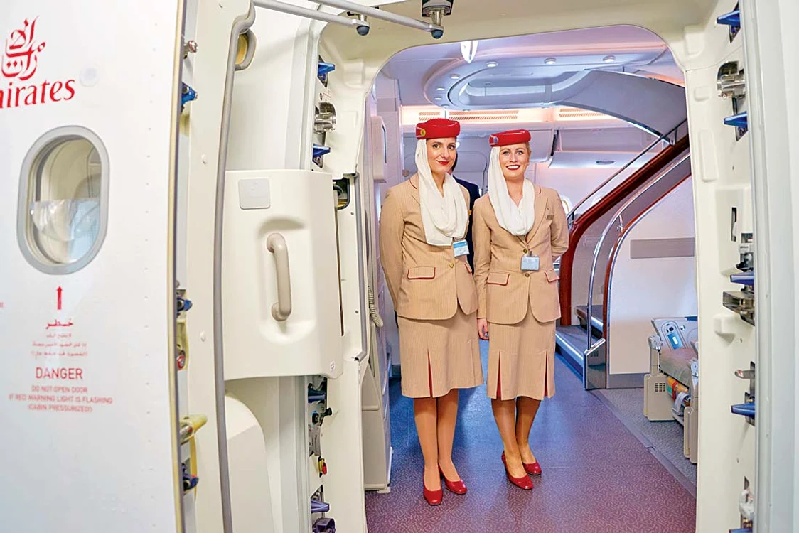 Stewardesele de la Emirates Airline, gazde primitoare pentru călători