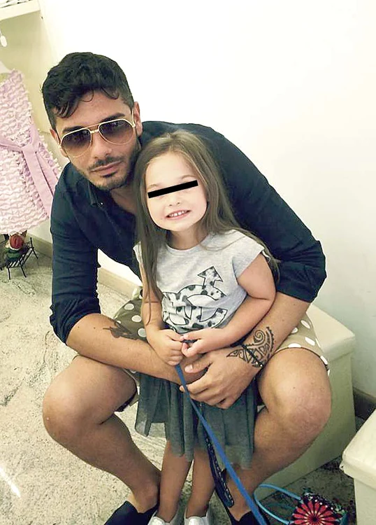 Maya locuieşte în Italia cu tatăl ei, Vincenzo Castellano