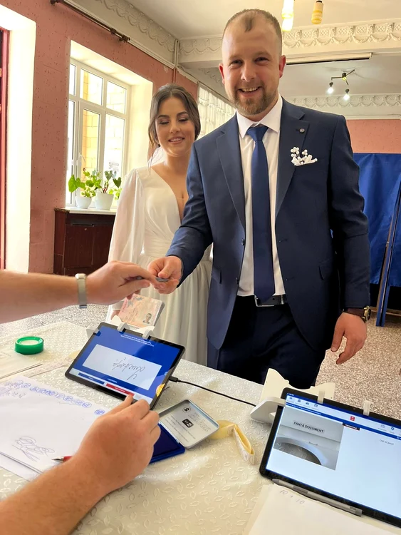 Doi miri au votat în secția de votare din satul Bardar, raionul Ialoveni. FOTO: Facebook