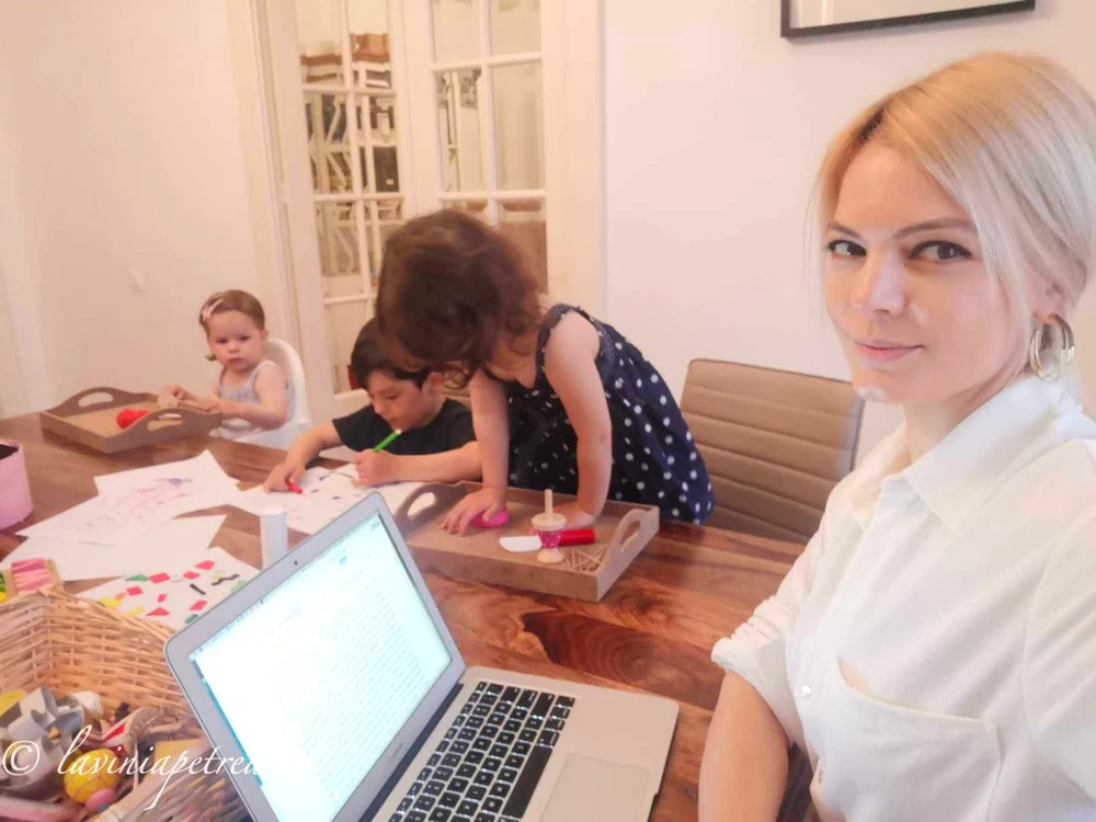 Lavinia Petrea, alături de cei trei copii ai săi