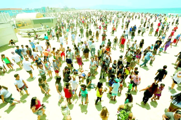 Au scotocit fiecare bucăţică de plajă (fotografii: reuters/ twitter)