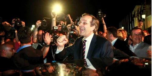 Liderul dreptei, Antonis Samaras, a sărbătorit victoria în stradă