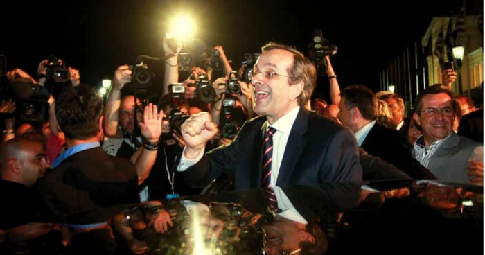 Liderul dreptei, Antonis Samaras, a sărbătorit victoria în stradă