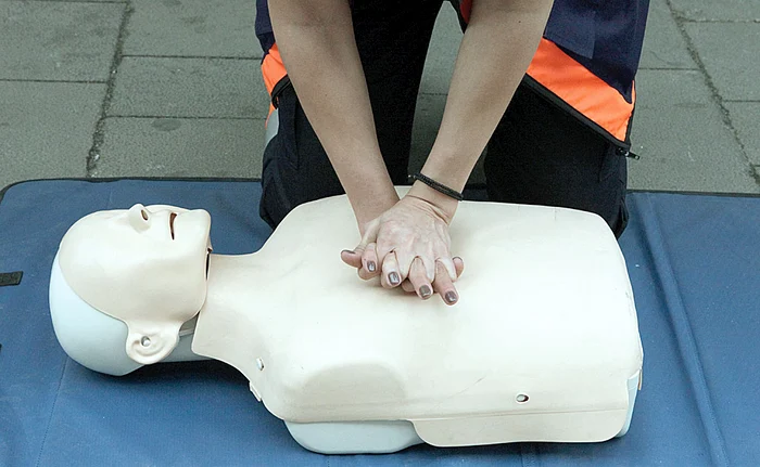 Comprimă toracele cu putere pentru a reporni respirația