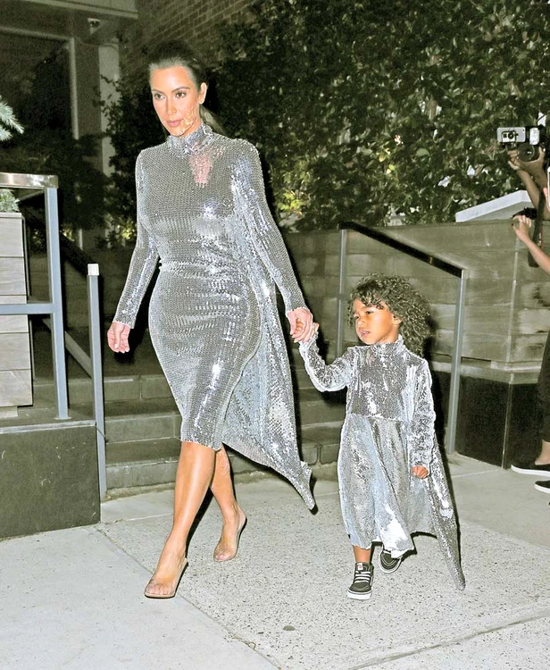 Aşa a ieşit Kim Kardashian la o  plimbare nocturnă, prin New York,  cu micuţa North West