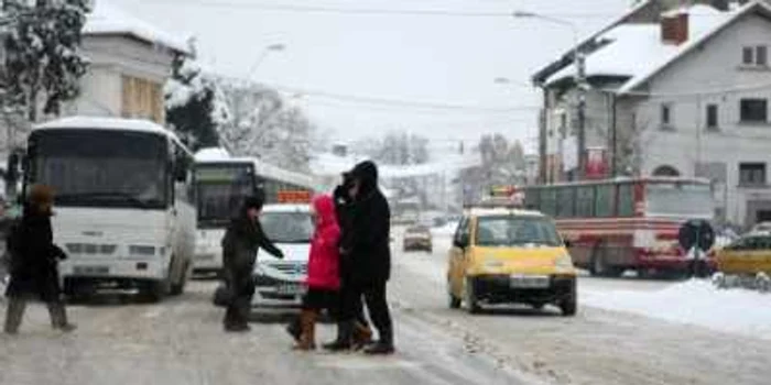 Circulaţia se desfăşoară cu dificultate în Bănie