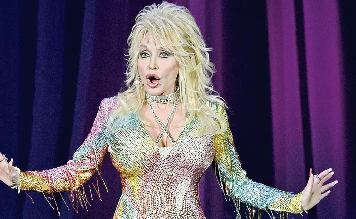 
    Dolly Parton,  sexy şi  la vârsta de 72 de ani  