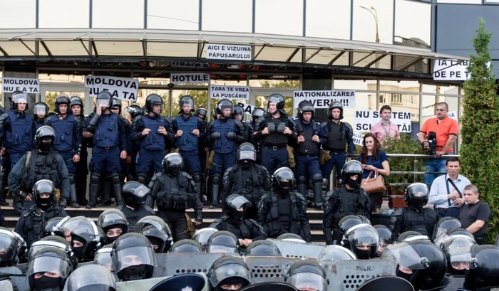 Protestatarii Platformei DA au asediat firma lui Vlad Plahotniuc. FOTO Alexandru Tarlev