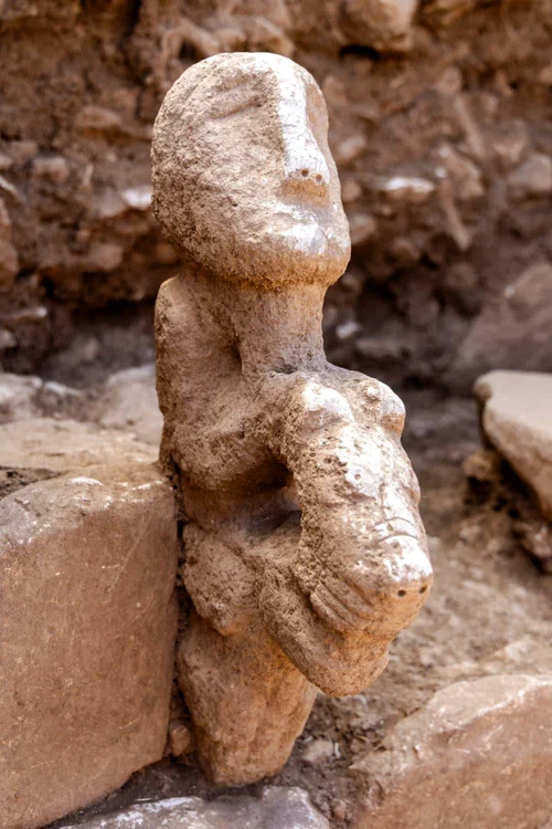 Arheologii au descoperit o statuie a unui bărbat călare pe un leopard la Karahan Tepe