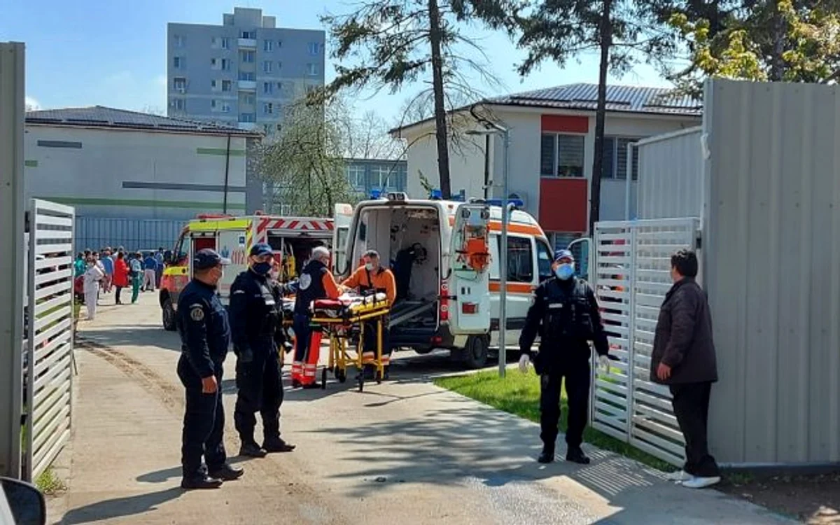 Toți pacienții au fost evacuați, iar pompierii au intervenit pentru stingerea incendiului Sursă foto: ISU Olt