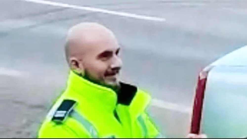 Un polițist și-a oprit iubita în trafic ca pentru a o amenda. Surpriza de proporții care a urmat FOTO