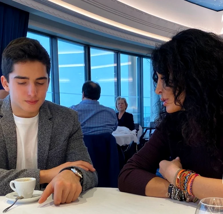 
    Ayan, la o cafea cu mama lui. Mihaela îl soarbe din priviriFoto: Instagram  