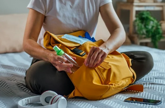 Poți pune în bagaj și o carte bună sau o pereche de căști, să asculți muzică. Timpul va trece mai repedefoto: Shutterstock