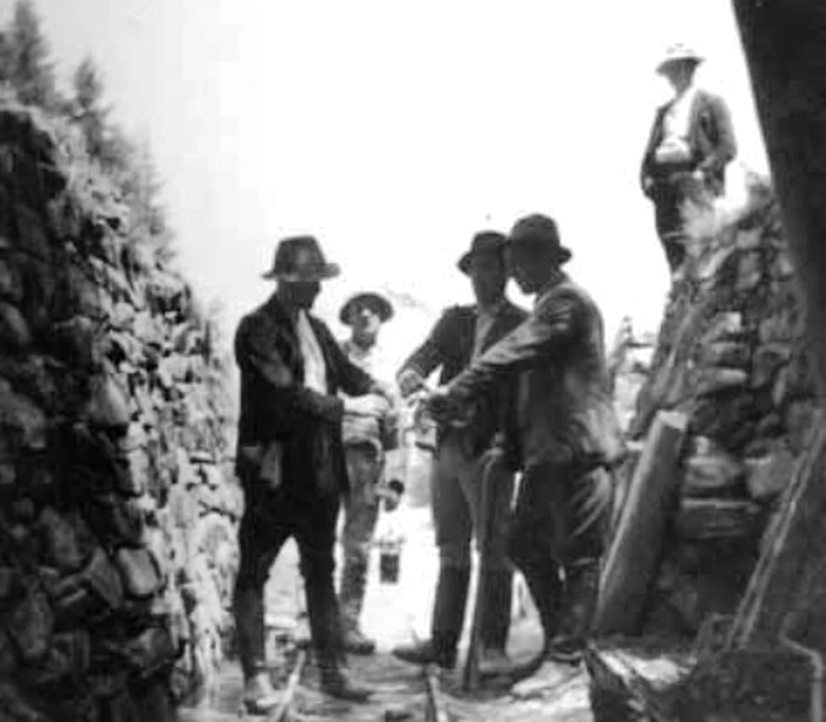 Munţii Apuseni. Intrarea minerilor în galerii. Fotografie din perioada interbelică, de Bazil Roman (© iMAGO Romaniae)