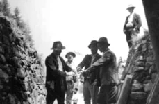 Munţii Apuseni. Intrarea minerilor în galerii. Fotografie din perioada interbelică, de Bazil Roman (© iMAGO Romaniae)