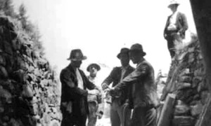 Munţii Apuseni. Intrarea minerilor în galerii. Fotografie din perioada interbelică, de Bazil Roman (© iMAGO Romaniae)