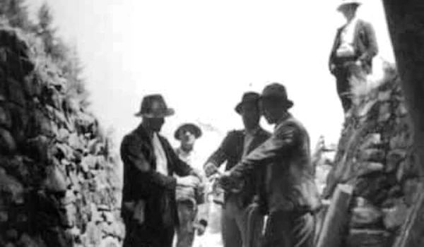 Munţii Apuseni. Intrarea minerilor în galerii. Fotografie din perioada interbelică, de Bazil Roman (© iMAGO Romaniae)
